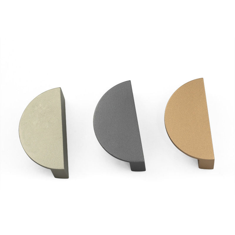 le tiroir moderne de demi-lune de couleur de laiton d'or de 120mm tire les poignées en aluminium de Cabinet avec des vis