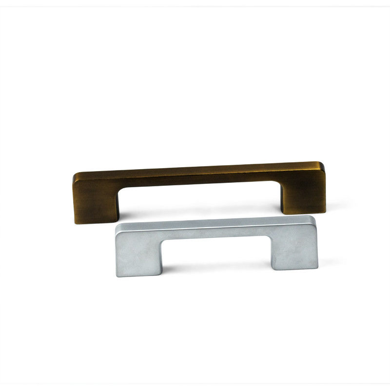 Le Cabinet argenté en bronze de zinc du cru 10INCH manipule des tractions avec des vis