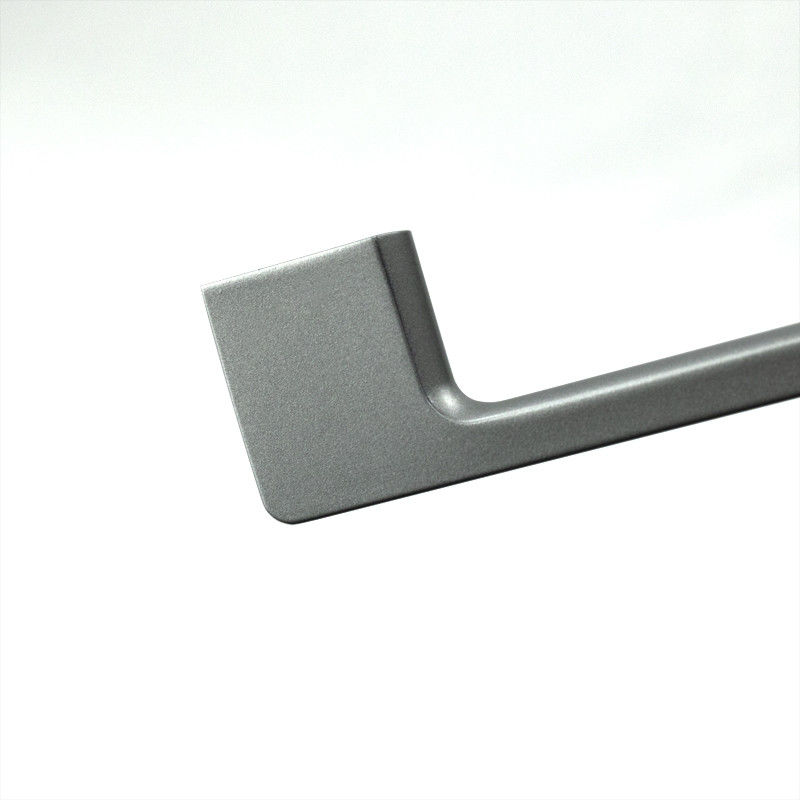 Le Cabinet argenté en bronze de zinc du cru 10INCH manipule des tractions avec des vis